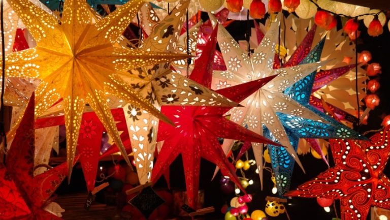 Weihnachtssterne auf einem Weihnachtsmarkt in Neukölln