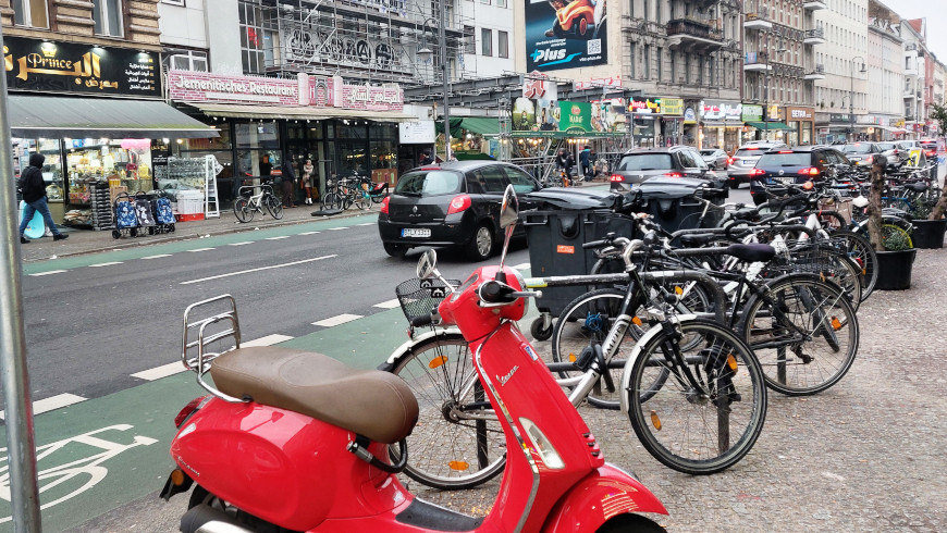 Buntes Leben am Karl-Marx-Platz in Neukölln