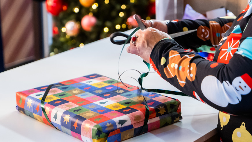 Geschenke werden weihnachtlich verpackt