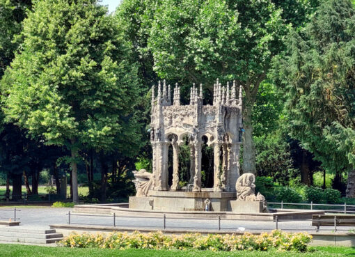 Der Märchenbrunnen des Schulenburgparks ist knapp sieben Meter hoch.