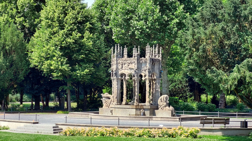 Der Märchenbrunnen des Schulenburgparks ist knapp sieben Meter hoch.