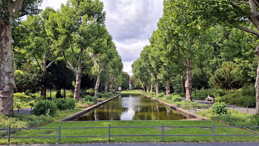 Das "Spiegelbecken" des Schulenburgparks wird von Platanenalleen gesäumt.